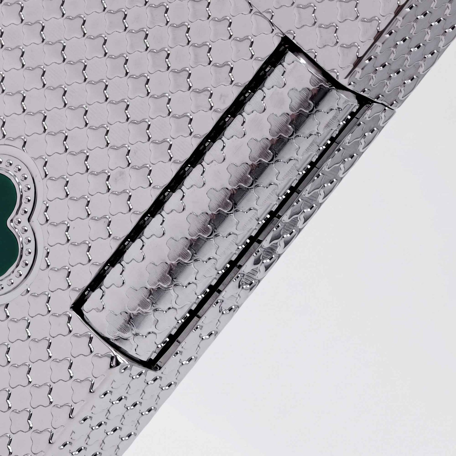 THORENS Clover Monogram Silver – Emerald Clover lighter featuring a precision-engraved clover pattern and a tactile mechanical hinge.