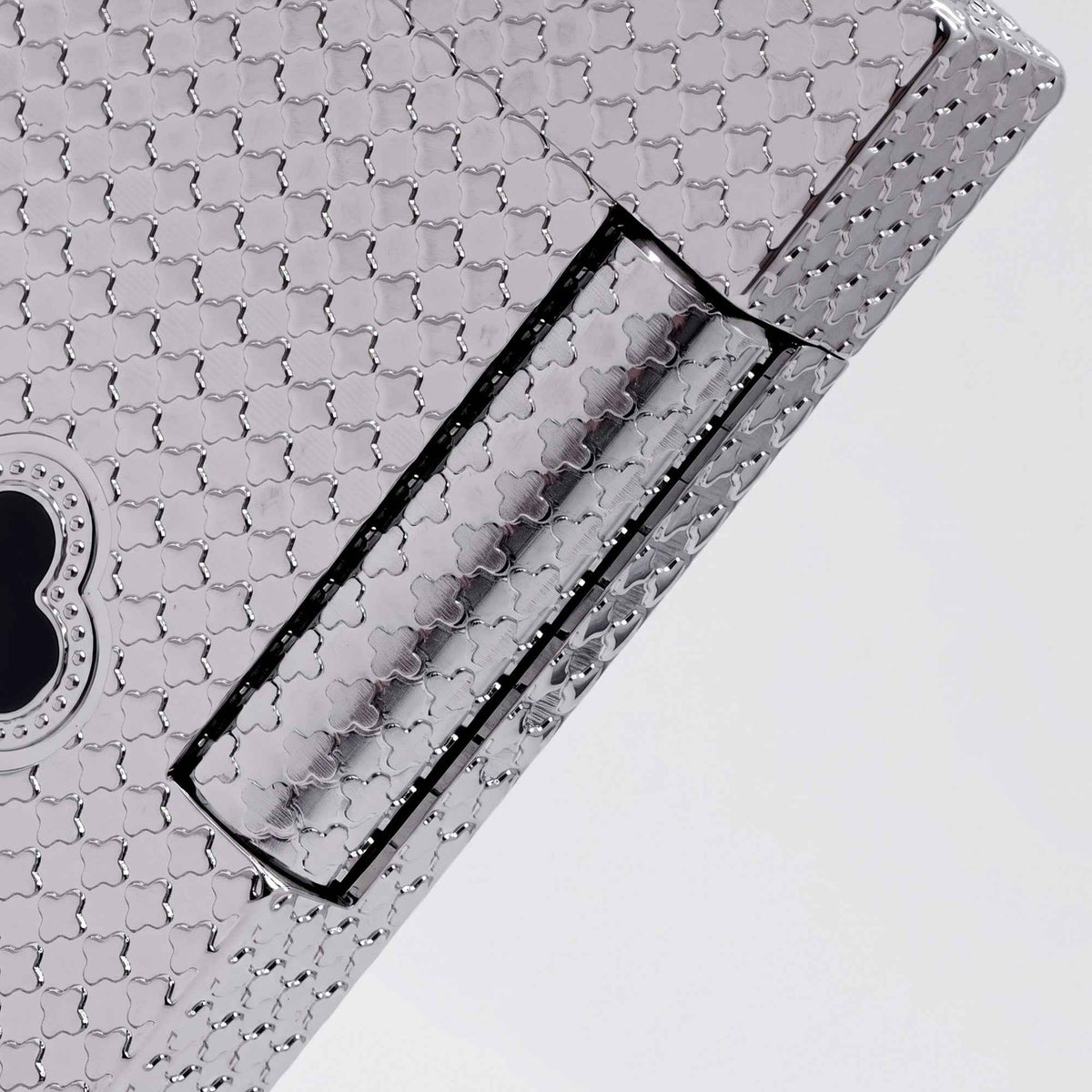THORENS Clover Monogram Silver – Onyx Clover lighter featuring a precision-engraved clover pattern and a polished mechanical hinge.