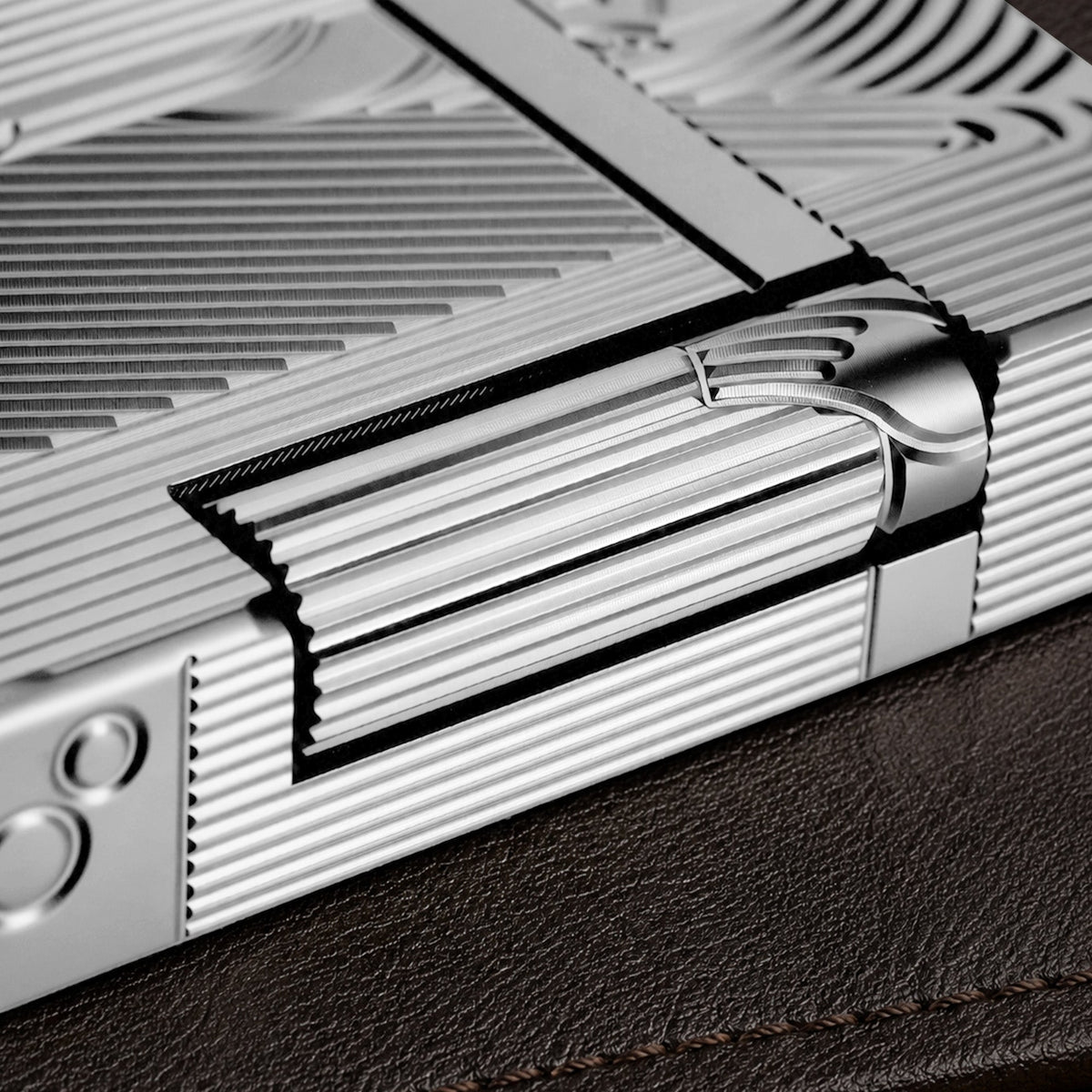 THORENS Crisp Sound - Mermaid Lighter - Silver featuring precision-engineered CNC-machined grooves and a tactile mechanical hinge.