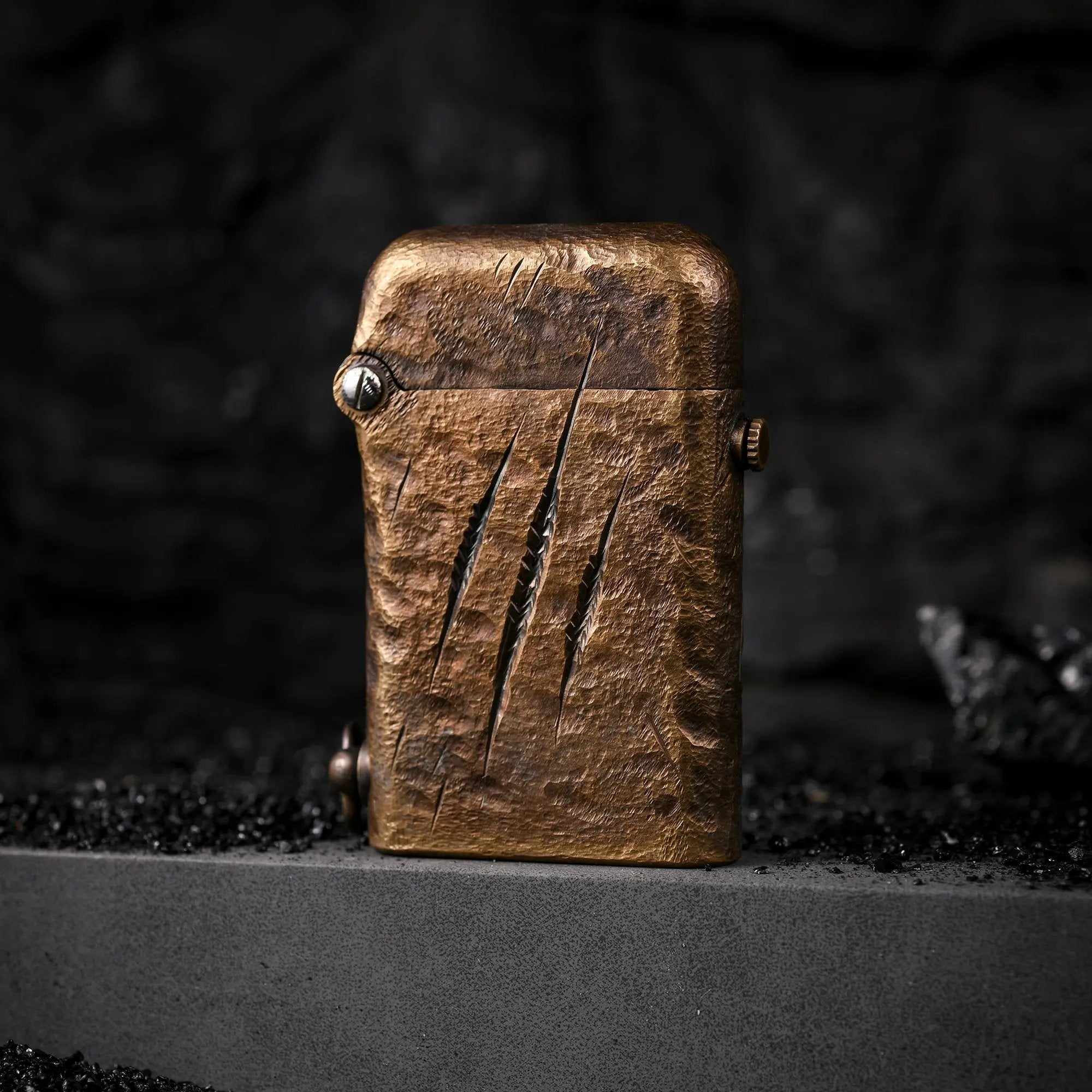 Battle Mark Engraved Single-Claw Automatic Lighter, Collectible