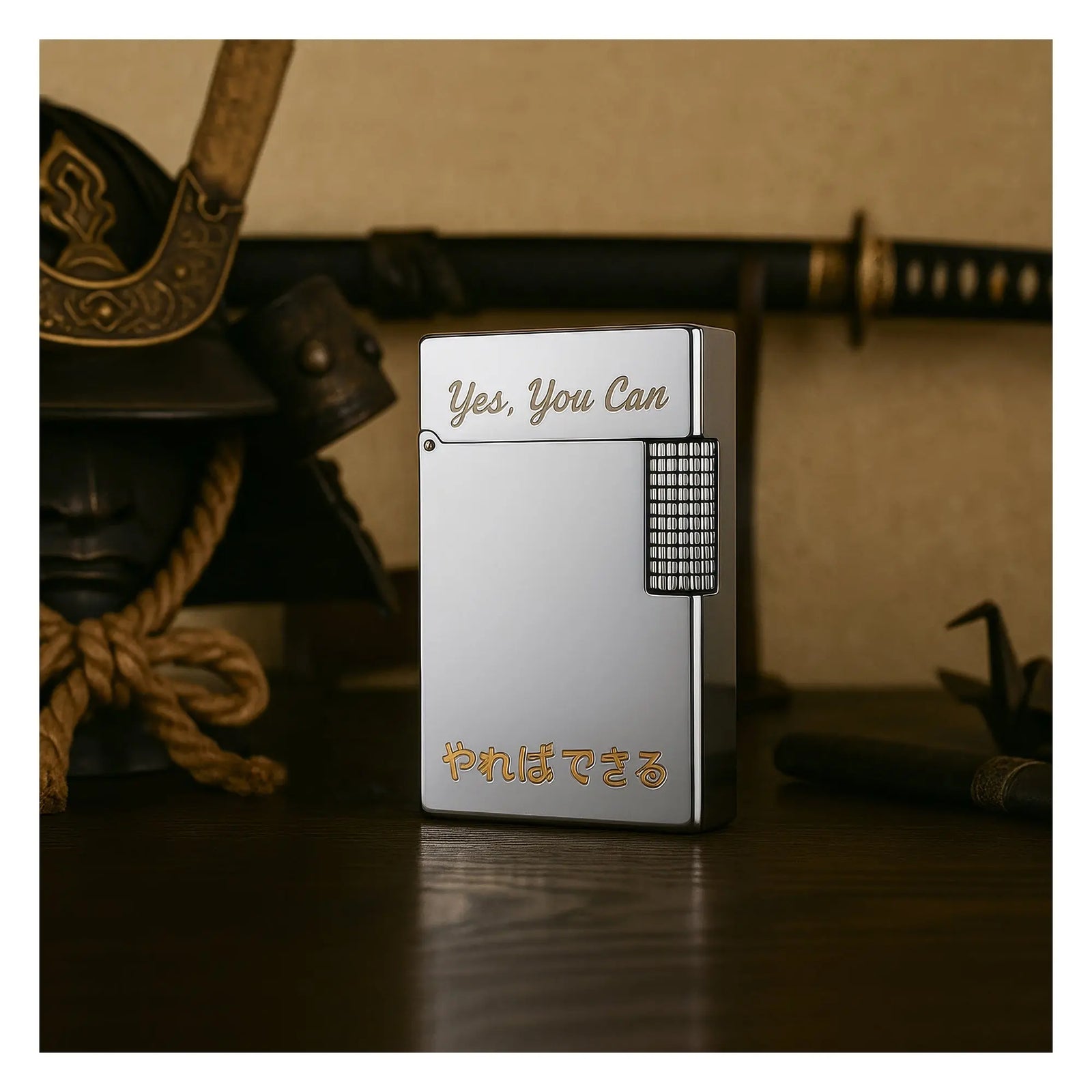 "Yes, You Can" 문구와 일본어 각인이 새겨진 크롬 Thorens 라이터. 사무라이 투구와 카타나를 배경으로 배치하여 제품의 전통과 수집 가치를 강조했습니다.